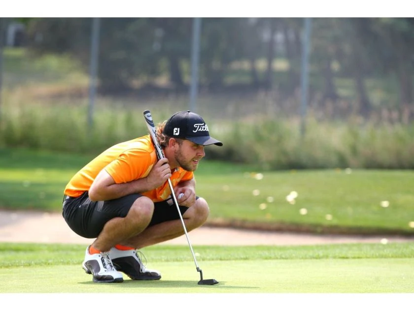Jones Jones de Calgary para se tornar campeão mundial de golfe cego